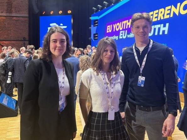 Dieses Foto zeigt die beiden Europäischen Jugenddelegierten sowie die BJV-Vorsitzende Anna Schwabegger auf der EU-Jugendkonferenz in Polen