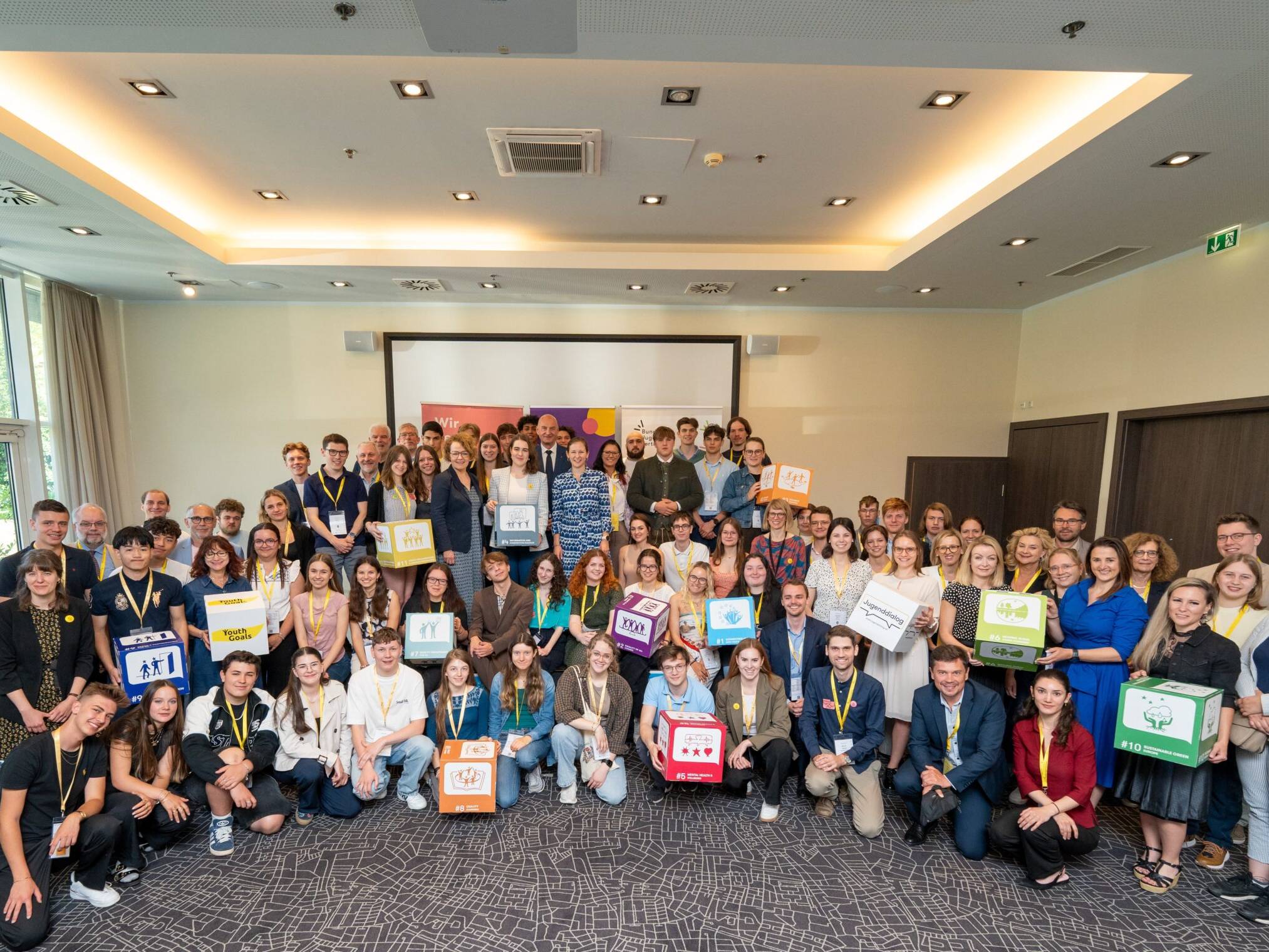 Dies ist ein Gruppenfoto von allen Teilnehmenden der Österreichischen Jugendkonfernz