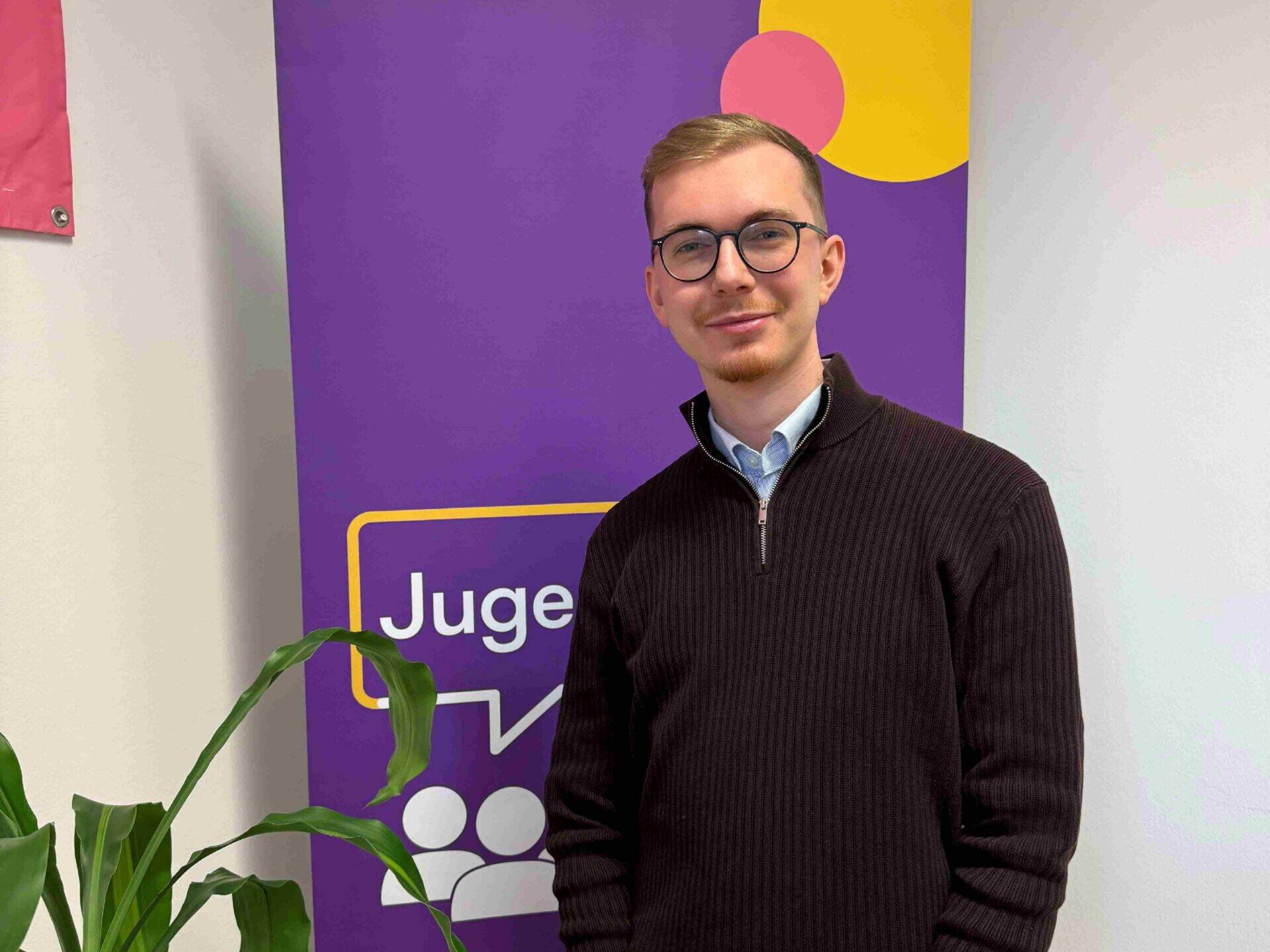 Protrait vom EYD Andin Berisha vor Jugenddialog-Roll-Up