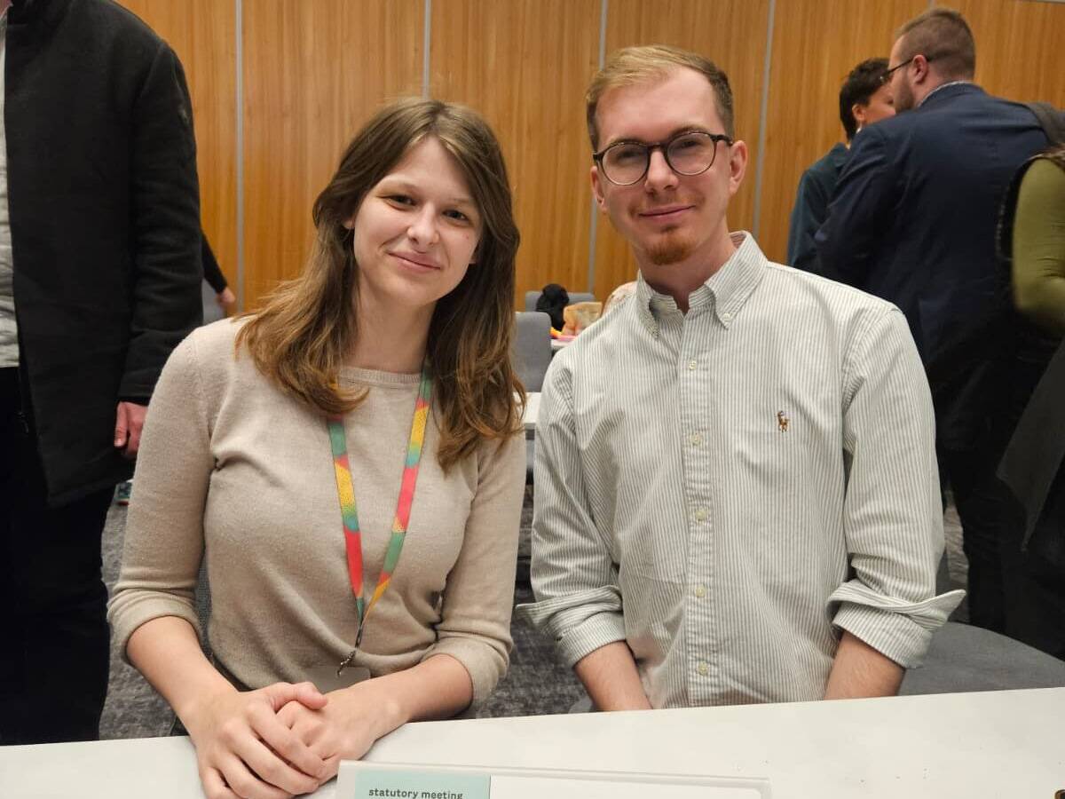 Europäische Jugenddelegierte in Tromso sitzen vor ÖJV Karte