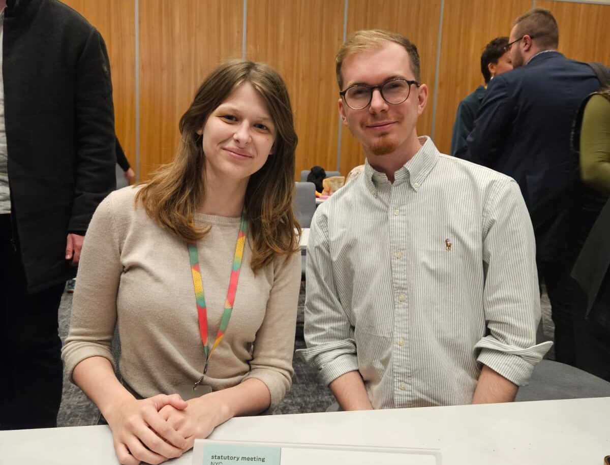 Europäische Jugenddelegierte in Tromso sitzen vor ÖJV Karte