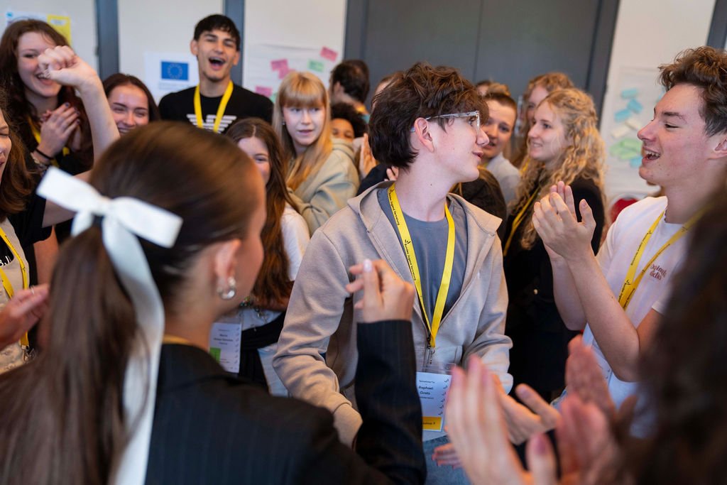 Das Bild zeigt junge Menschen, die lachen, klatschen und jubeln. Das Bild wurde im Rahmen der &Ouml;sterreichischen Jugendkonferenz 2026 aufgenommen.